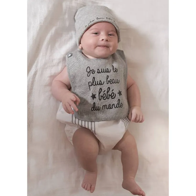 slabbetje Je suis le plus beau bébé du monde grijs chiné, 100% katoen, volledig gevoerd, met velcrohalslijn, zeefdruktekst