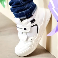 Sneakers in het wit met dubbele klittenbandsluiting jongens