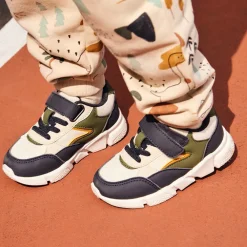Sneakers met contrasterende inzetstukken voor babyjongen