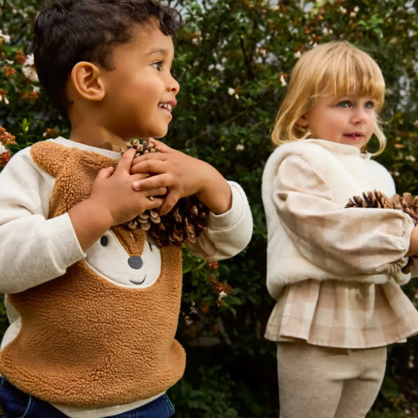 Speelse sweat met twee verschillende stoffen voor babyjongens