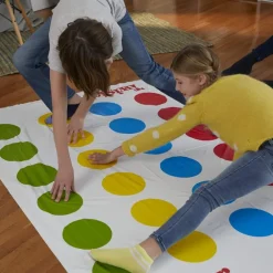 Spel Twister van Hasbro voor het hele gezin, bevordert evenwicht en plezier