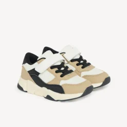 Sport schoenen jongens met klittenbandsluiting in beige en zwart.