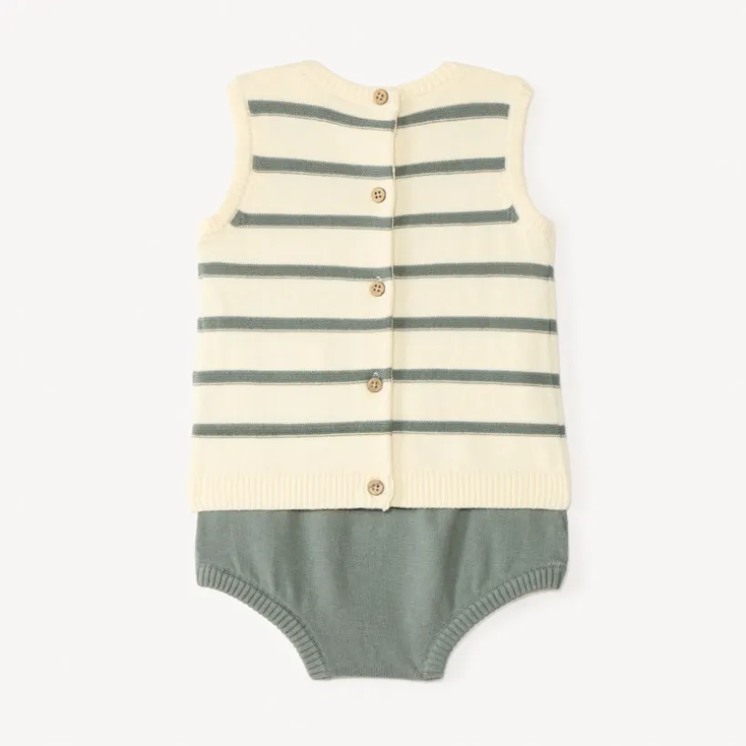 Twee-delige set met een gebreid mouwloos shirt en broekje voor babyjongen.