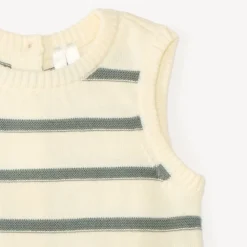 Twee-delige set met een gebreid mouwloos shirt en broekje voor babyjongen.