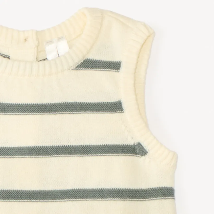 Twee-delige set met een gebreid mouwloos shirt en broekje voor babyjongen.