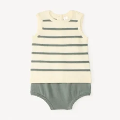 Twee-delige set met een gebreid mouwloos shirt en broekje voor babyjongen.