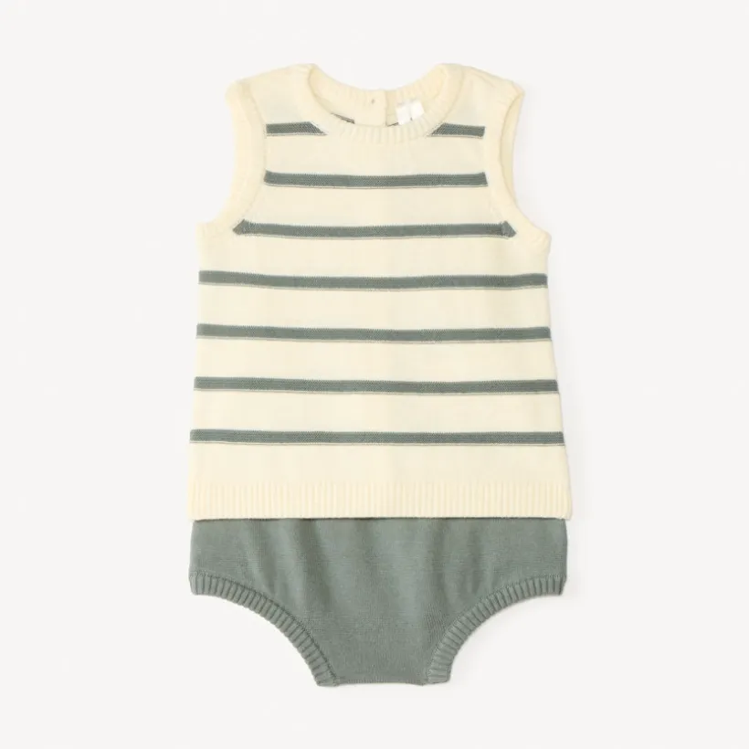 Twee-delige set met een gebreid mouwloos shirt en broekje voor babyjongen.