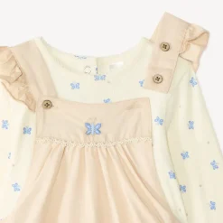 Tweedelige set met een tuinbroek en een T-shirt met lange mouwen bedrukt met vlinders voor baby meisjes.