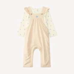 Tweedelige set met een tuinbroek en een T-shirt met lange mouwen bedrukt met vlinders voor baby meisjes.