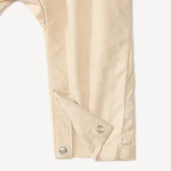 Tweedelige set met een tuinbroek en een T-shirt met lange mouwen bedrukt met vlinders voor baby meisjes.