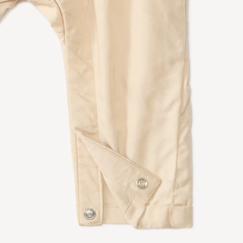 Tweedelige set met een tuinbroek en een T-shirt met lange mouwen bedrukt met vlinders voor baby meisjes.