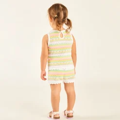 Twee-delig set van een gebreide mouwloze top en shorts voor babymeisjes.