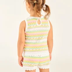 Twee-delig set van een gebreide mouwloze top en shorts voor babymeisjes.