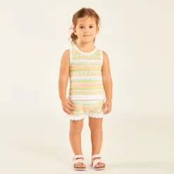 Twee-delig set van een gebreide mouwloze top en shorts voor babymeisjes.