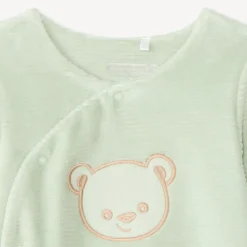 Velours slapen met borduurwerk van een teddybeer.