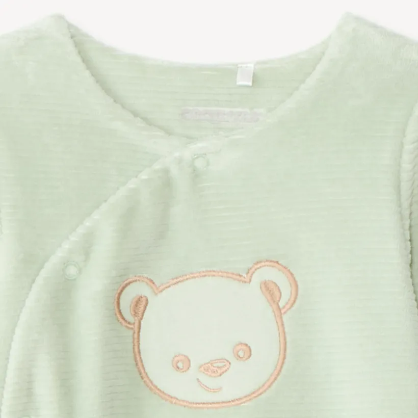 Velours slapen met borduurwerk van een teddybeer.