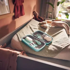 verzorgingstas compleet voor baby met neussnuiter, massagevinger, haarset en manicurekit ideaal kraamcadeau onmisbaar in de luiertas