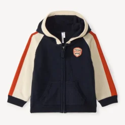 Vestje voor babyjongen van breigoed met capuchon in vintage stijl