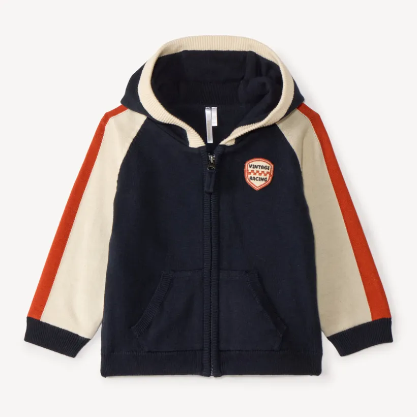 Vestje voor babyjongen van breigoed met capuchon in vintage stijl