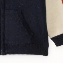 Vestje voor babyjongen van breigoed met capuchon in vintage stijl
