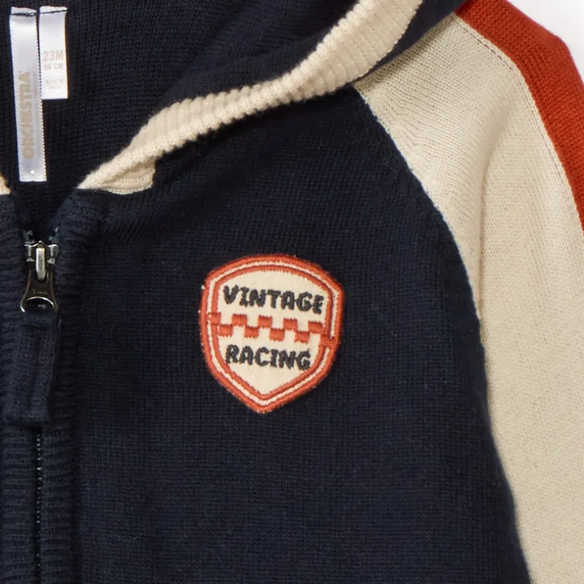 Vestje voor babyjongen van breigoed met capuchon in vintage stijl