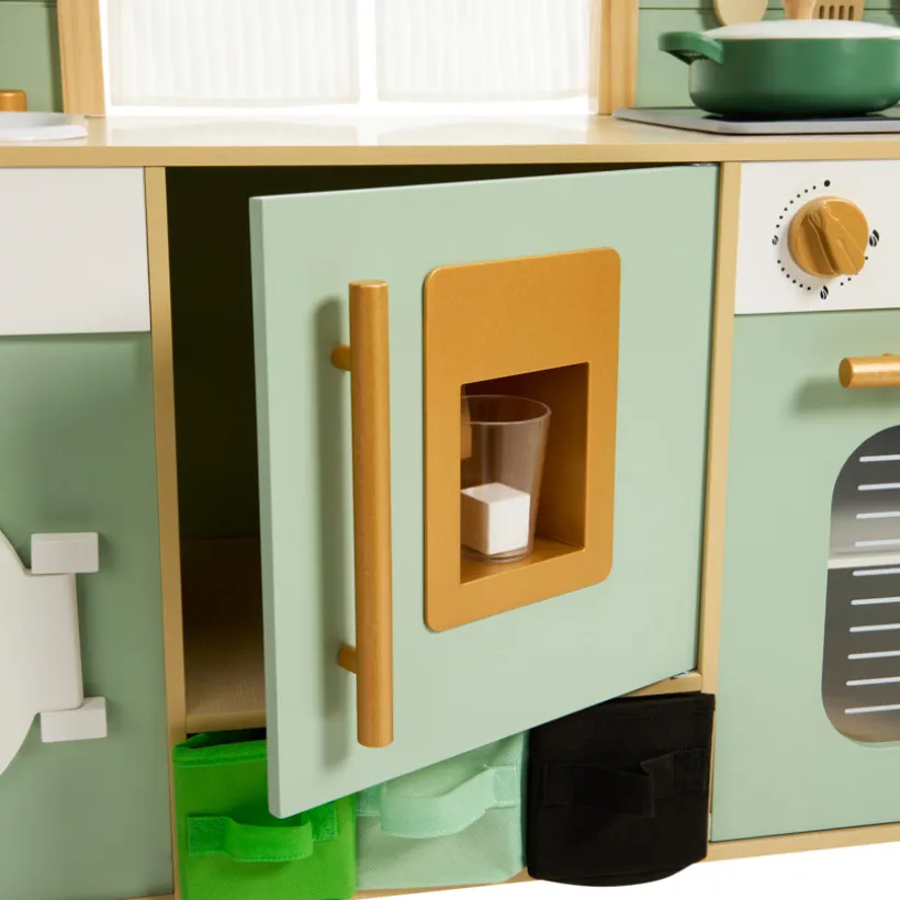 Volledige keuken met houten accessoires
