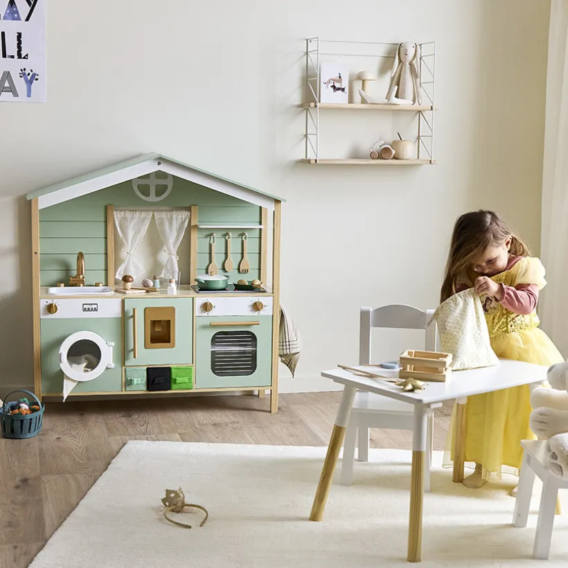 Volledige keuken met houten accessoires