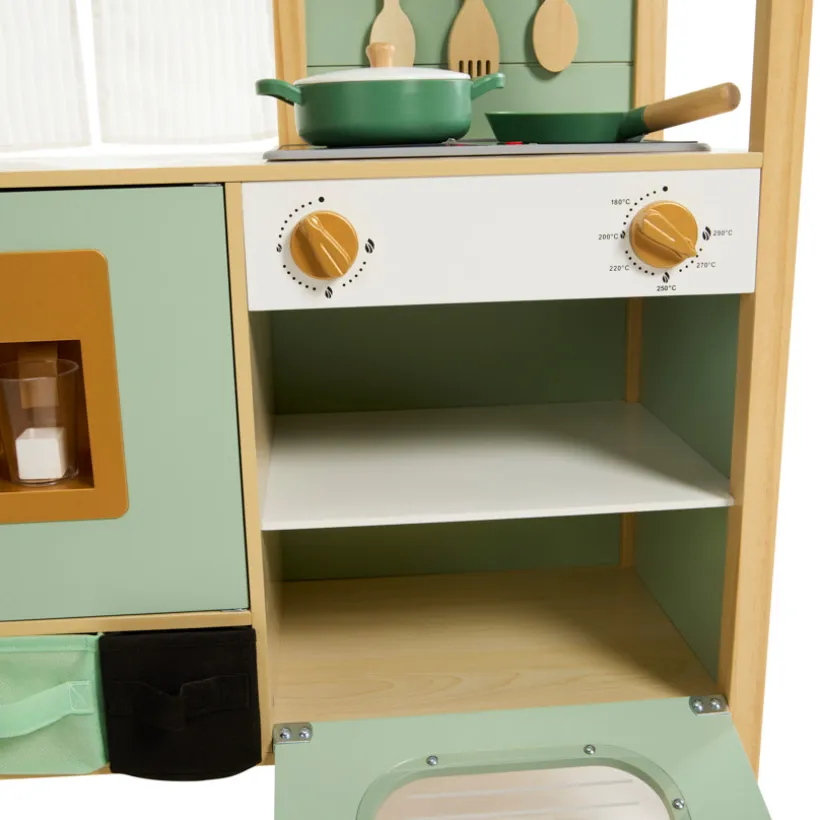 Volledige keuken met houten accessoires