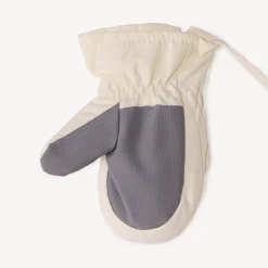 Wanten van effen stof met borduurwerk voor babymeisje