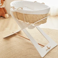 witte mandstandaard voor mand by Noukie’s, licht en praktisch, makkelijk te monteren, isolatie tegen vloer en tocht, strak design