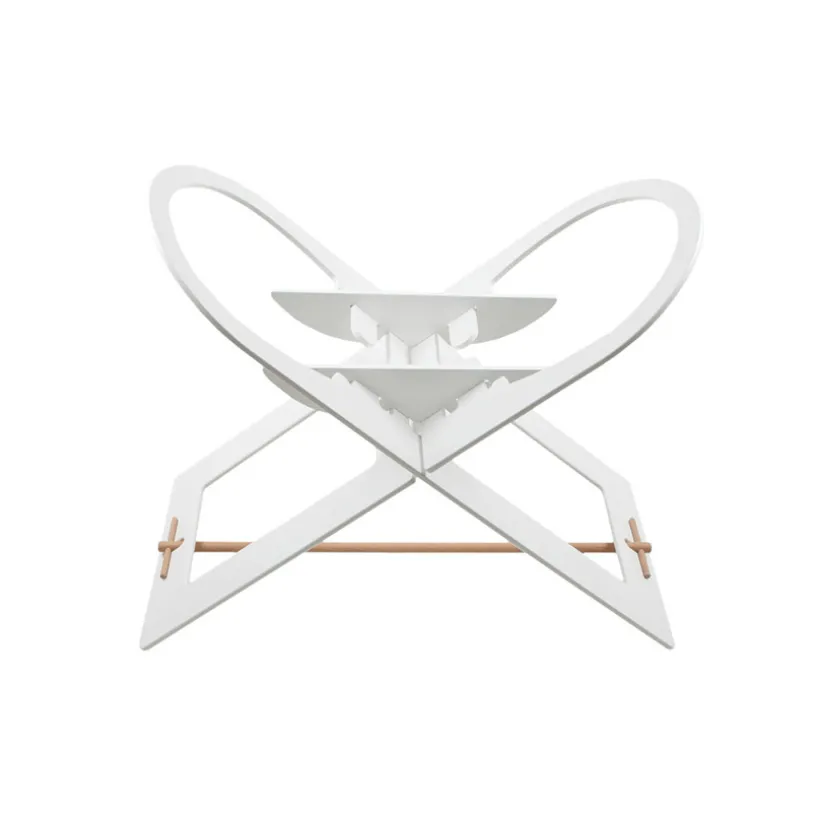 witte mandstandaard voor mand by Noukie’s, licht en praktisch, makkelijk te monteren, isolatie tegen vloer en tocht, strak design