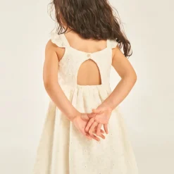 Zomerjurk met schouderbandjes van Engelse broderie en een open rug meisjes.