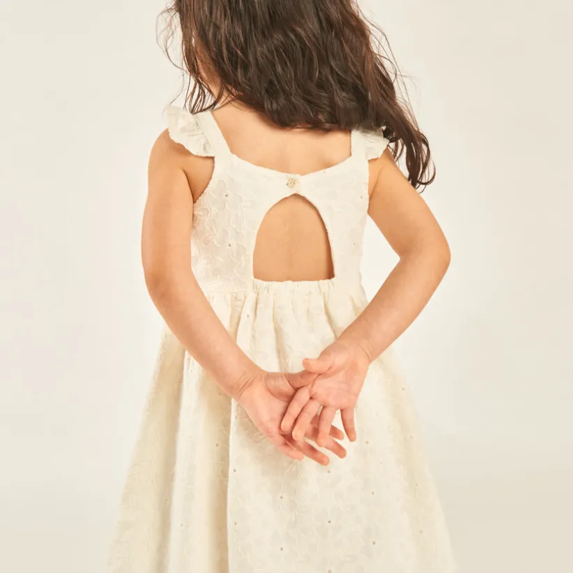 Zomerjurk met schouderbandjes van Engelse broderie en een open rug meisjes.