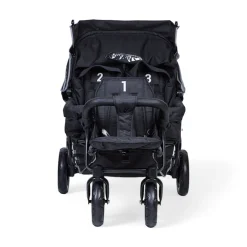 Zwarte driewielerkinderwagen met regenbekleding en zonnescherm