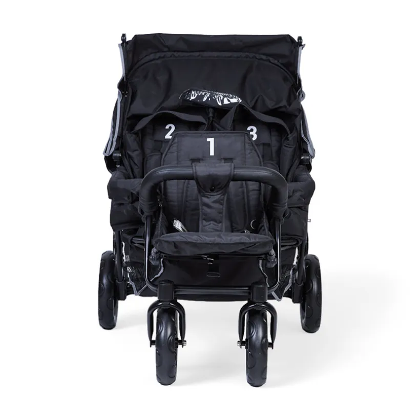 Zwarte driewielerkinderwagen met regenbekleding en zonnescherm