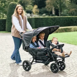 Zwarte driewielerkinderwagen met regenbekleding en zonnescherm