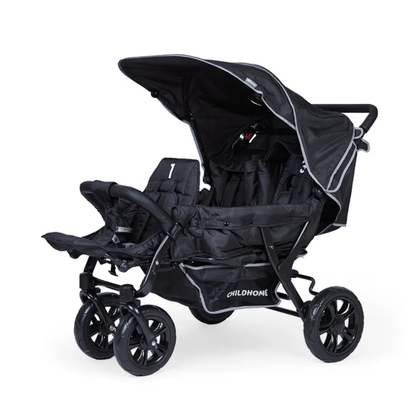 Zwarte driewielerkinderwagen met regenbekleding en zonnescherm