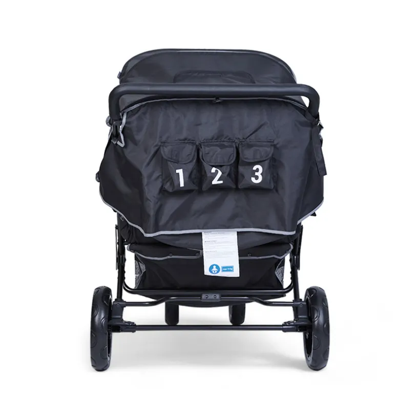 Zwarte driewielerkinderwagen met regenbekleding en zonnescherm