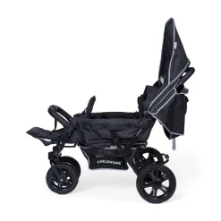 Zwarte driewielerkinderwagen met regenbekleding en zonnescherm